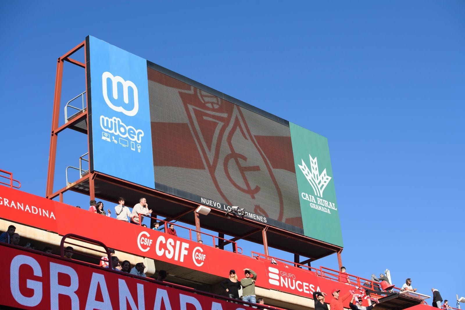 Suspenden el partido entre el Granada CF y el Athletic Club por la muerte de un aficionado. Suspenden el partido entre el Granada CF y el Athletic Club por la muerte de un aficionado.