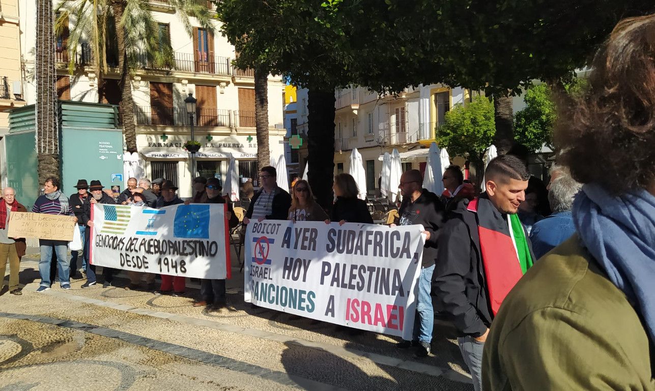 La plataforma Jerez con Palestina y Sahara se concentra por el Día Internacional de los Derechos Humanos.