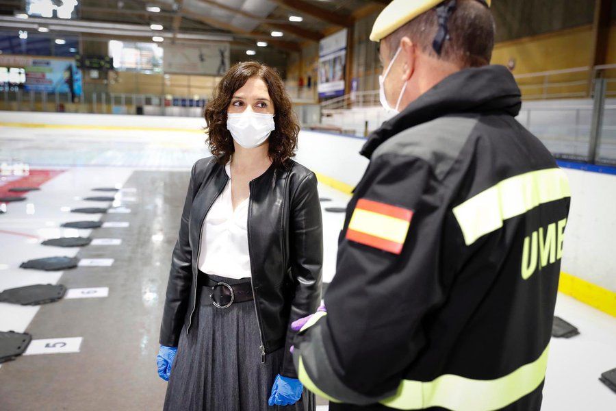 Isabel Díaz Ayuso, presidenta de la Comunidad de Madrid, en el hospital de campaña de Ifema.