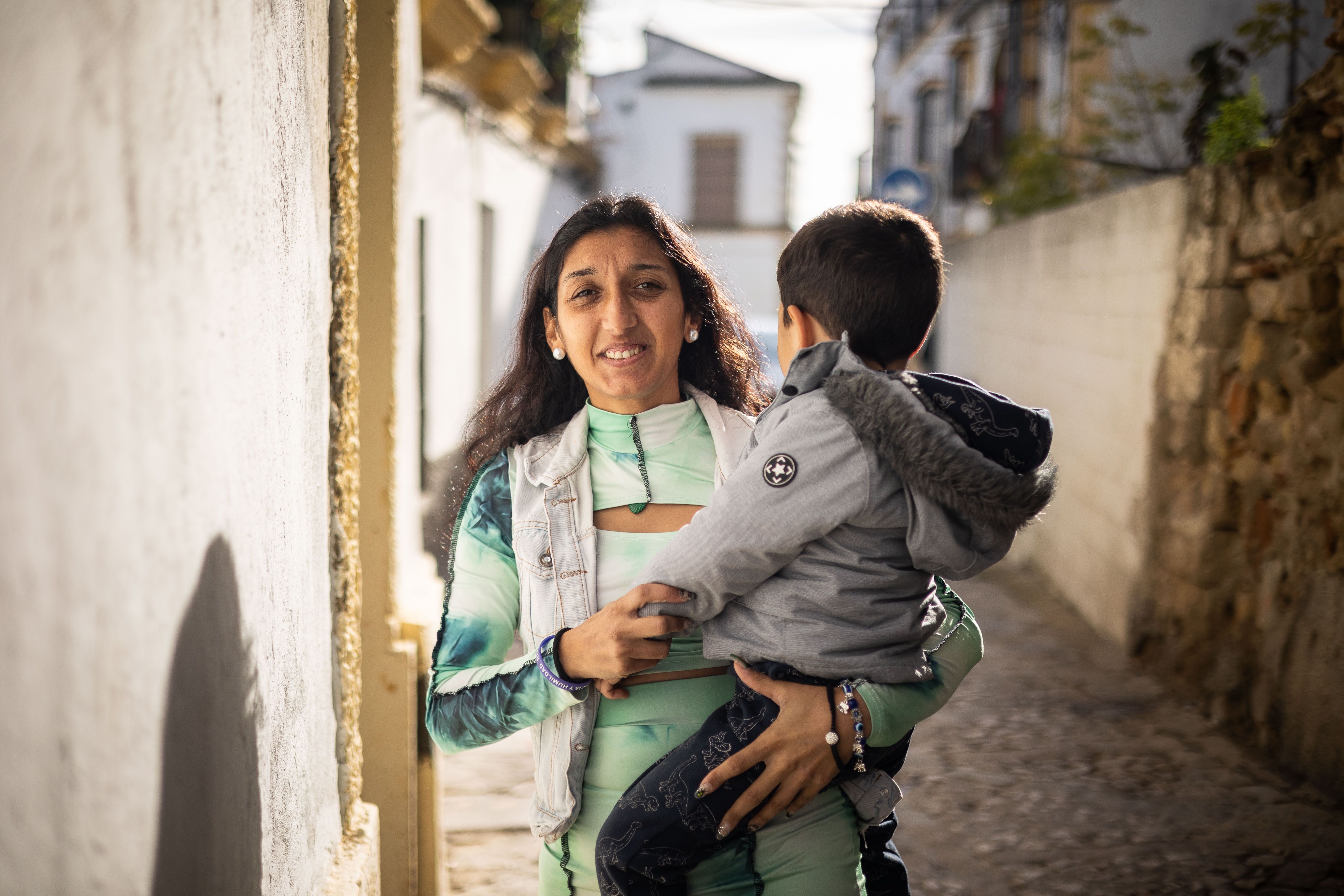 Yumara con su hijo Manuel en la casa de acogida donde reside.