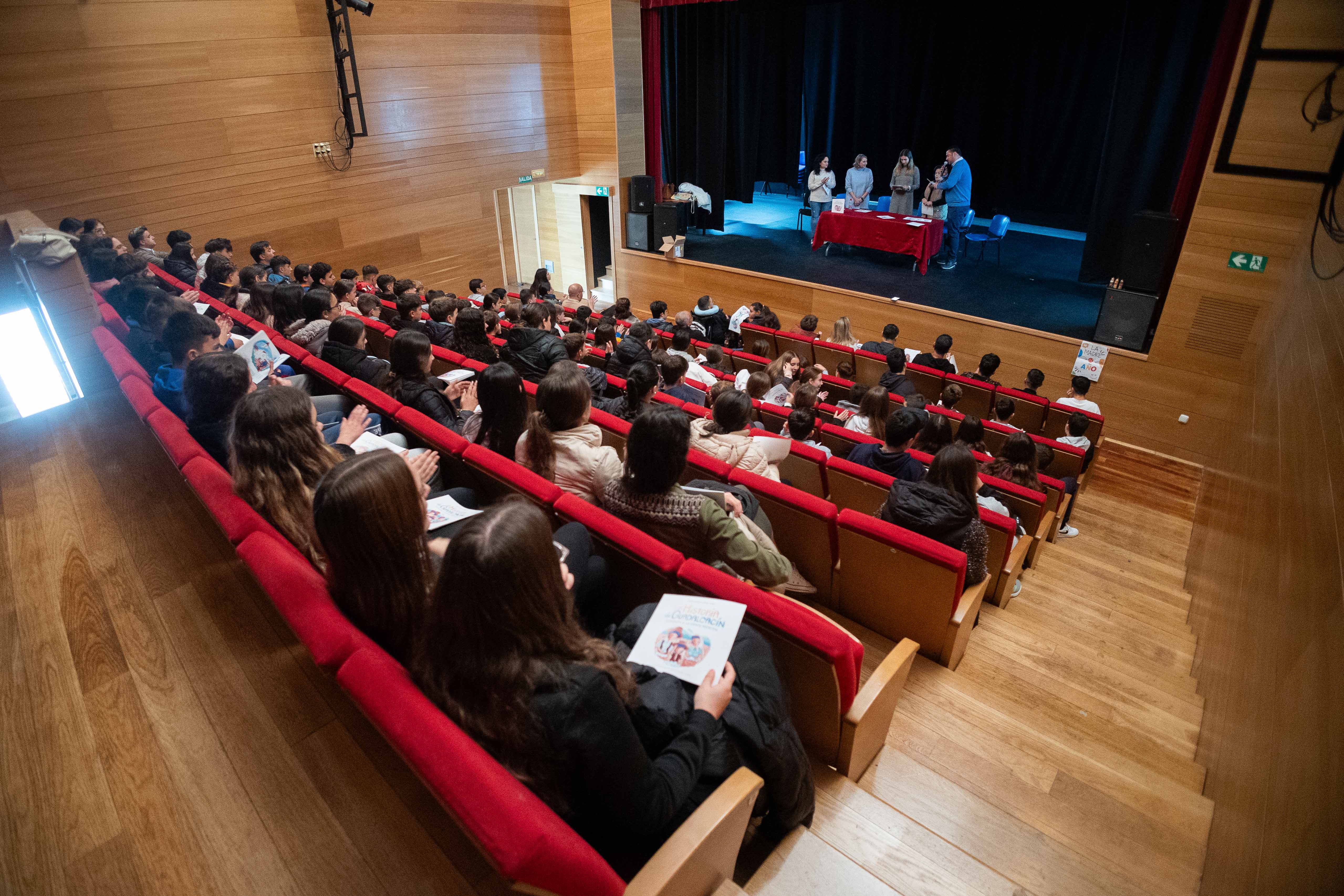 Alumnos del IES La Campiña llenó el teatro municipal de Guadalcacín el pasado lunes.