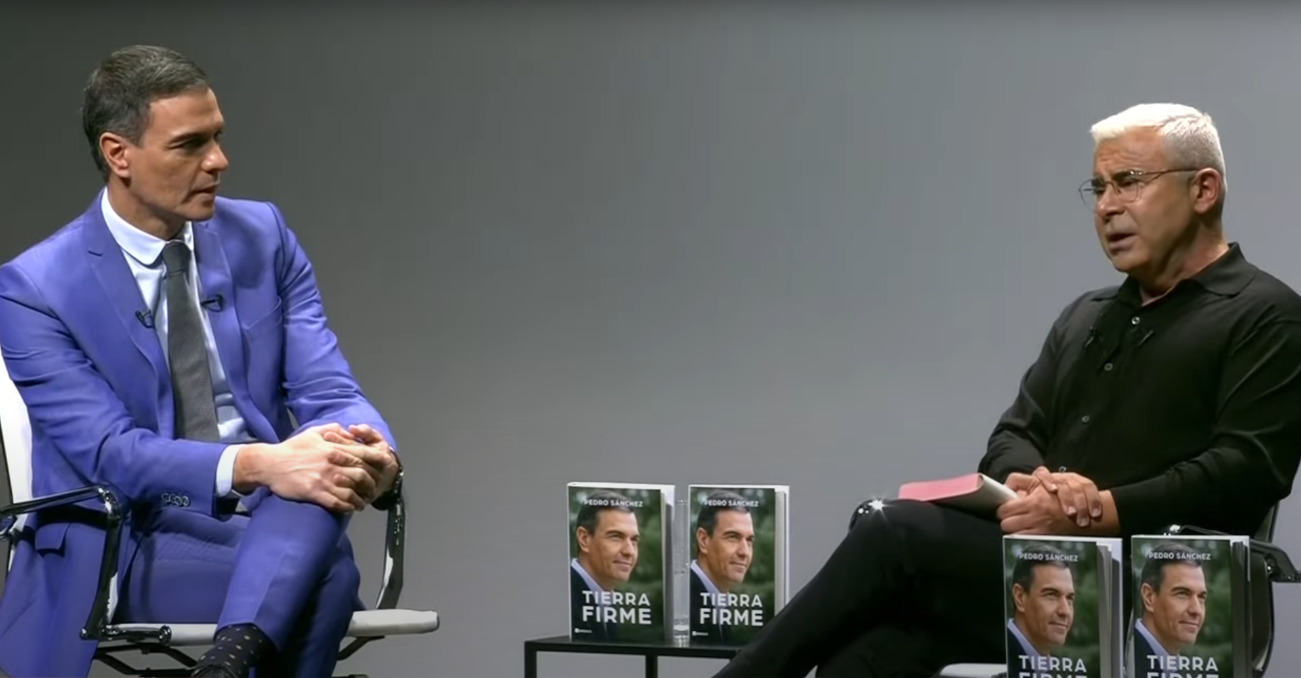 Pedro Sánchez con Jorge Javier Vázquez, en la presentación de su libro.