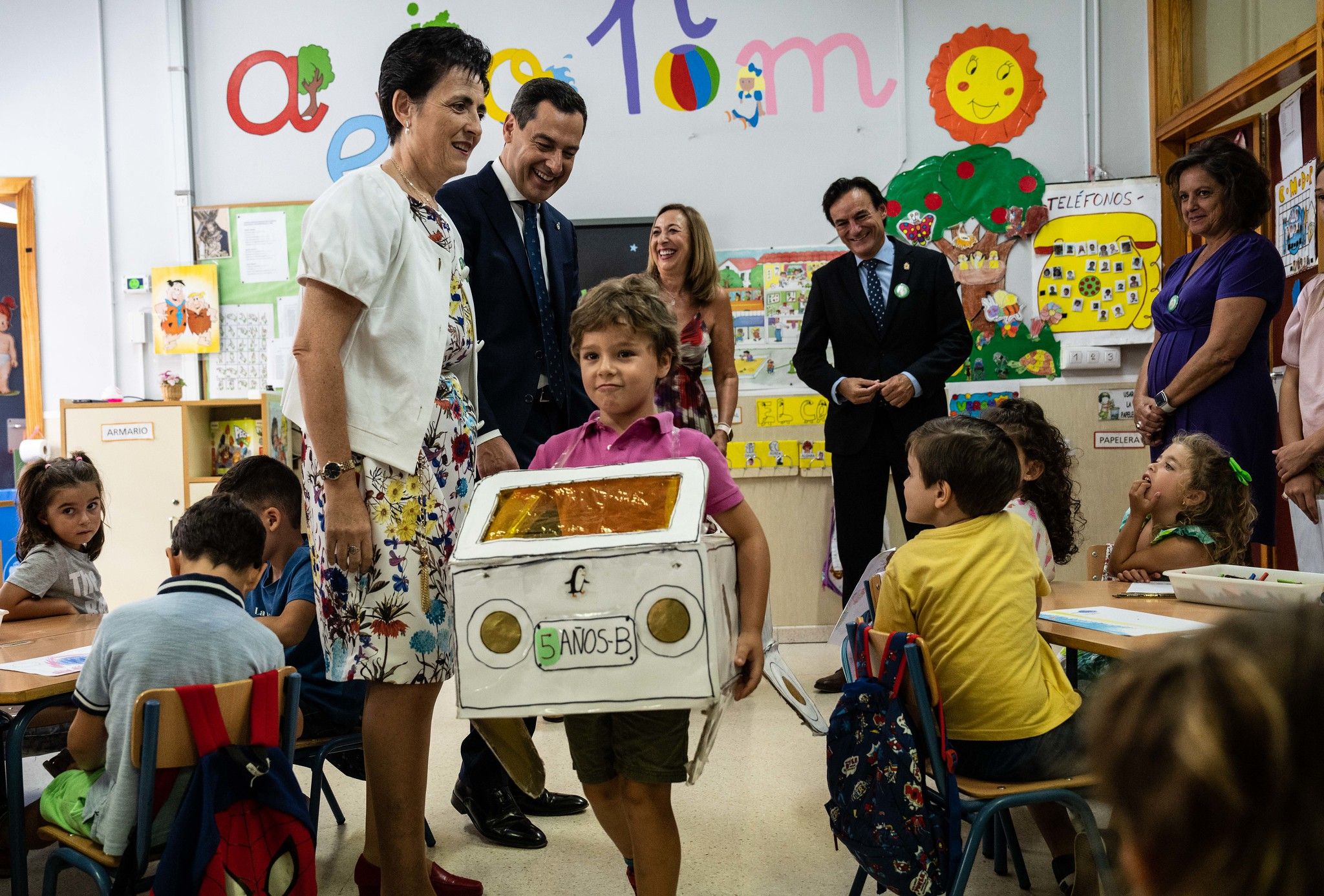 El presidente de la Junta de Andalucía, en una visita a alumnos de un colegio.