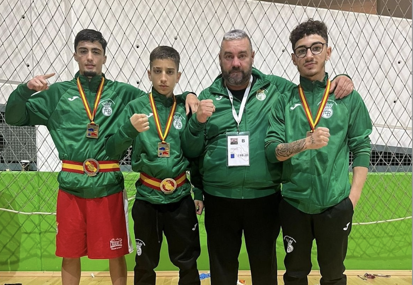 La Escuela de Boxeo García consigue medallas en el Campeonato de España. Los boxeadores premiados junto al entrenador. 