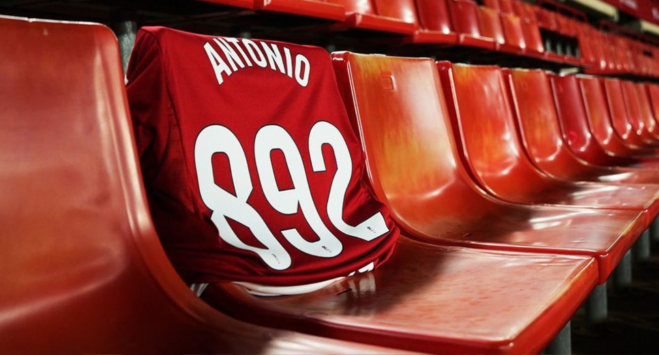 Una camiseta con el número de abonado del aficionado del Granada fallecido en Los Cármenes.