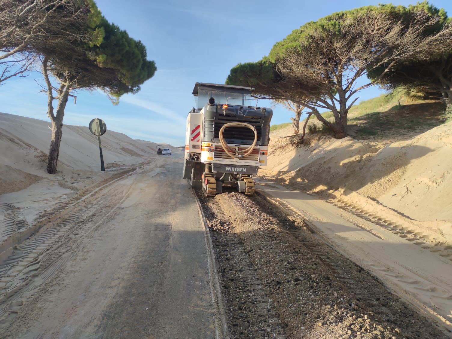 Trabajos de reconstrucción de la carretera a Punta Paloma.