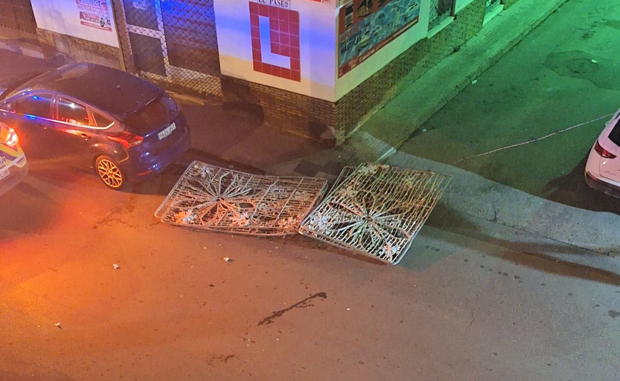 Alumbrado navideño en la carretera después de haberlo movido el empleado del camión de la basura en la avenida Antonio Fernández Sevilla en El Puerto.