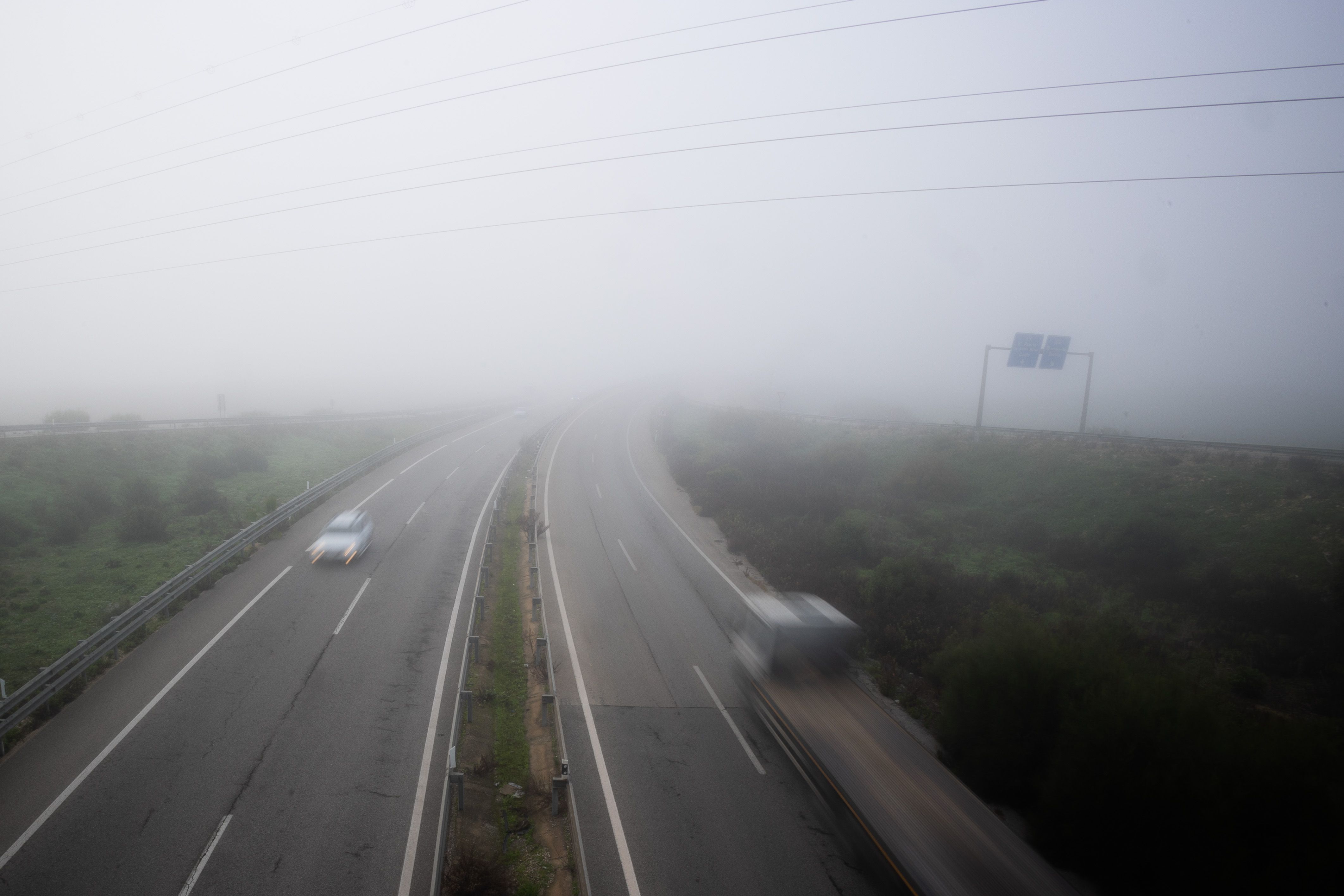 Los niños caminaban solos por una carretera tras ser castigados por la madre.