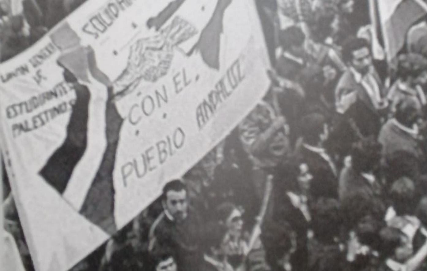 Estudiantes palestinos se solidarizan con el pueblo andaluz en la manifestación del 4 de diciembre de 1977 en Sevilla.