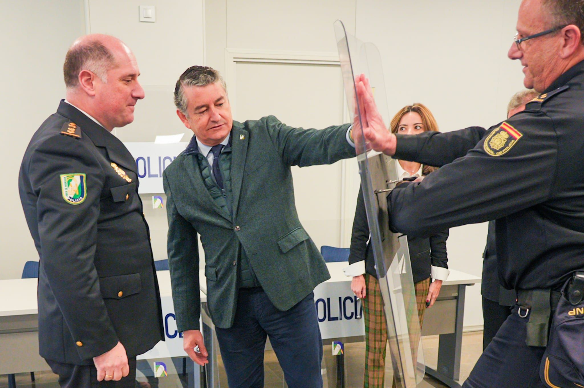 Antonio Sanz junto a agentes de la Policía autonómica.