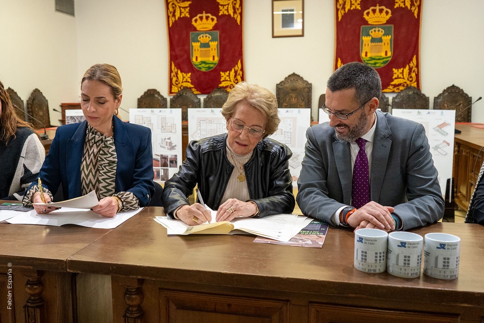 La presidenta de Diputación de Cádiz, Almudena Martínez, este martes junto al alcalde de La Línea, Juan Franco, en la firma de un convenio para construir un futuro centro de mayores en la localidad.