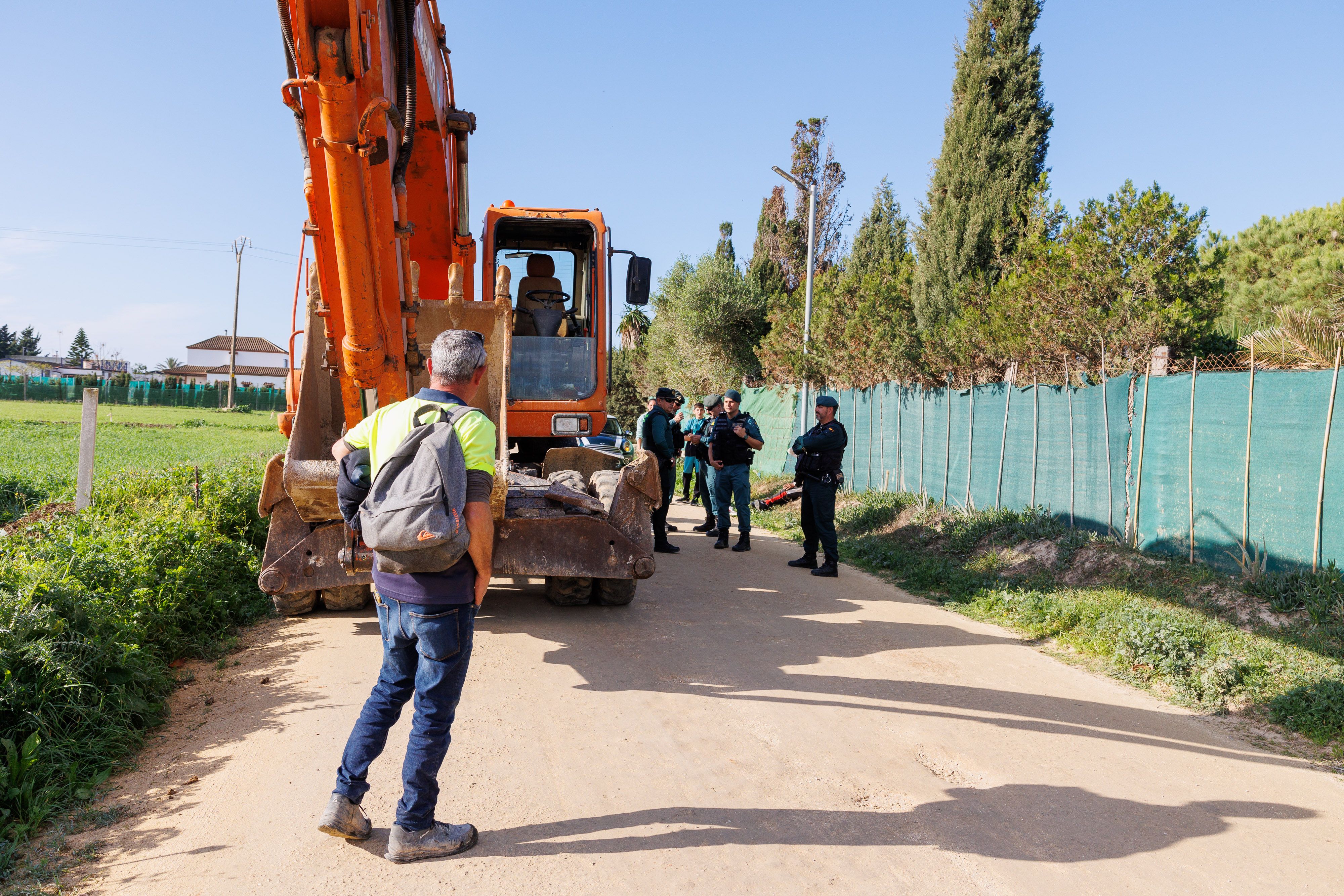 La excavadora se dirige a la última vivienda irregular derribada en El Palmar.