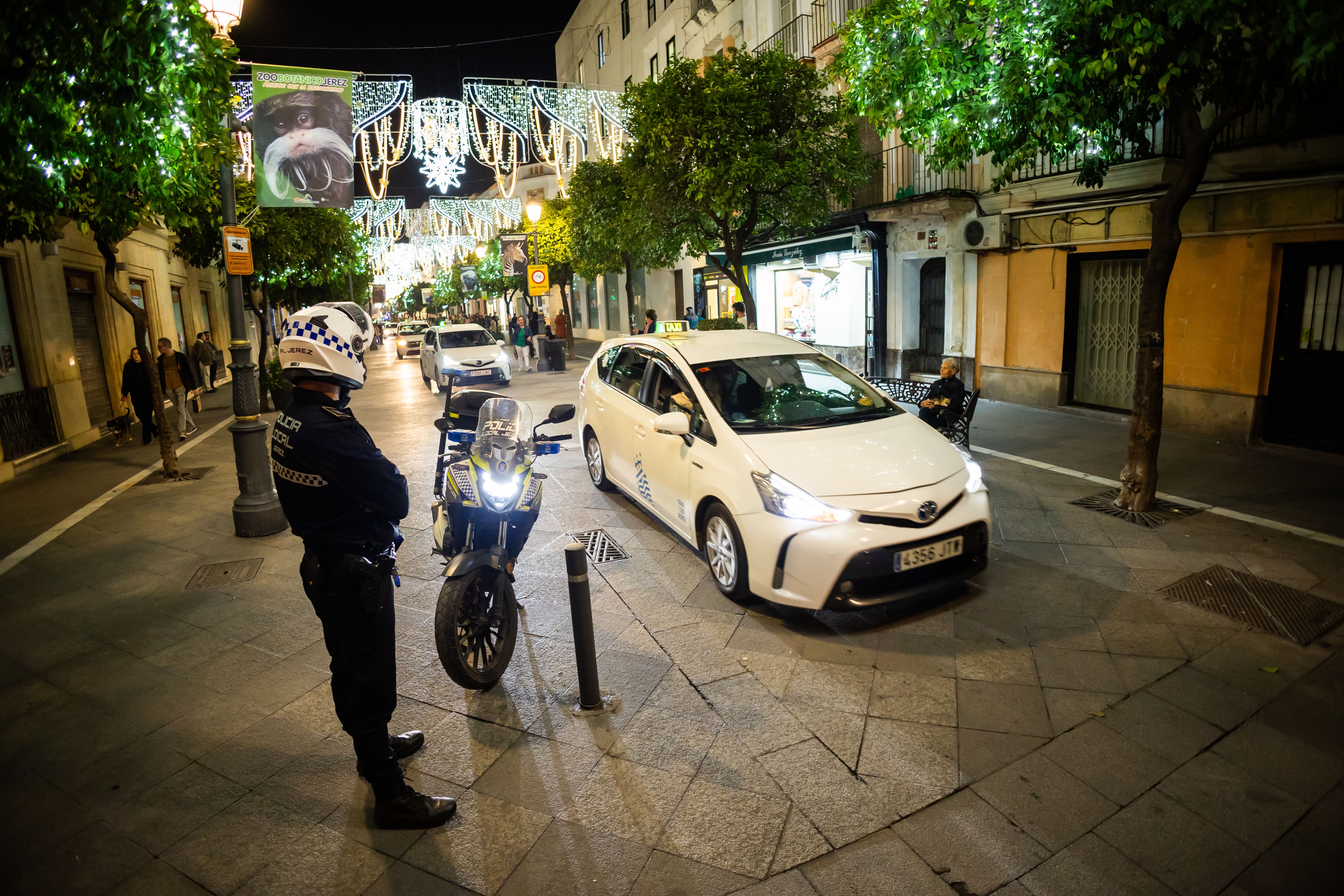 La Policía Local cortando el tráfico para dar paso a la caravana de taxis. 