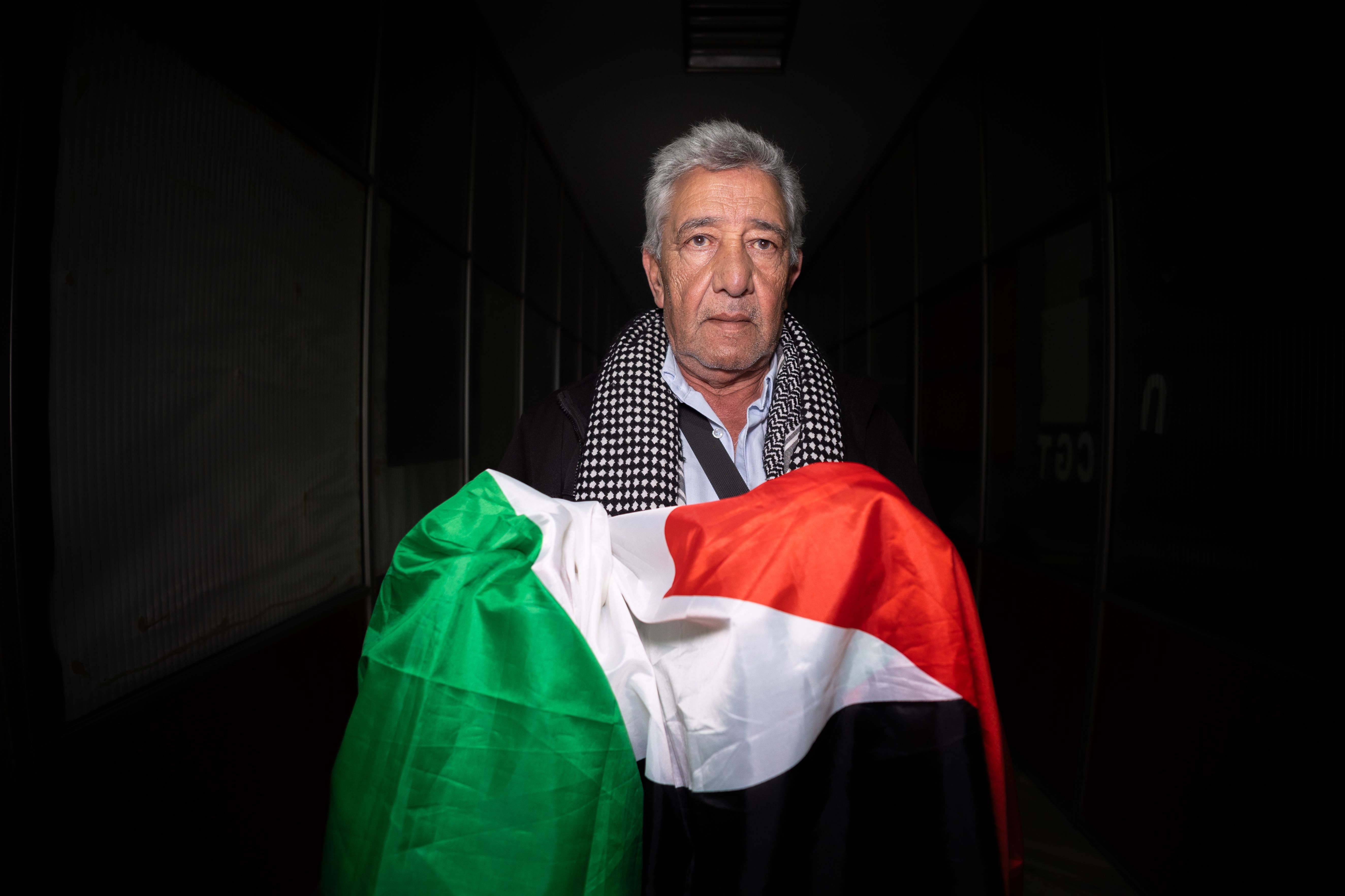 Fayed Badawi, con la bandera de Palestina, en el edificio de los sindicatos de Jerez.