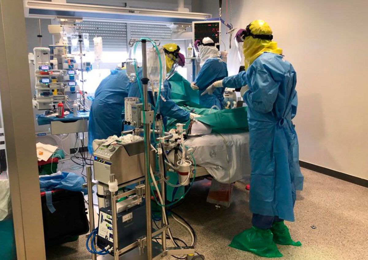 Profesionales del Hospital Virgen del Rocío, durante una intervención durante la pandemia.