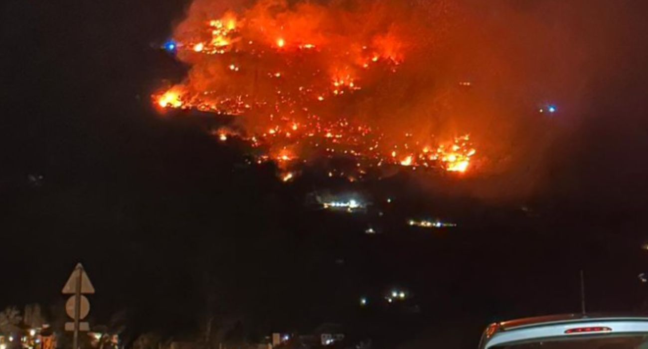 Una imagen del incendio forestal en Lanjarón.