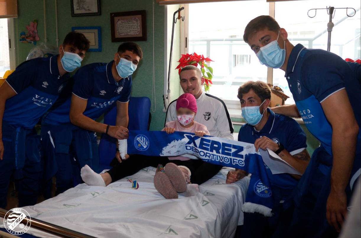 Una de las imágenes de la visita del Xerez DFC al Hospital de Jerez.   TERESA SALAS