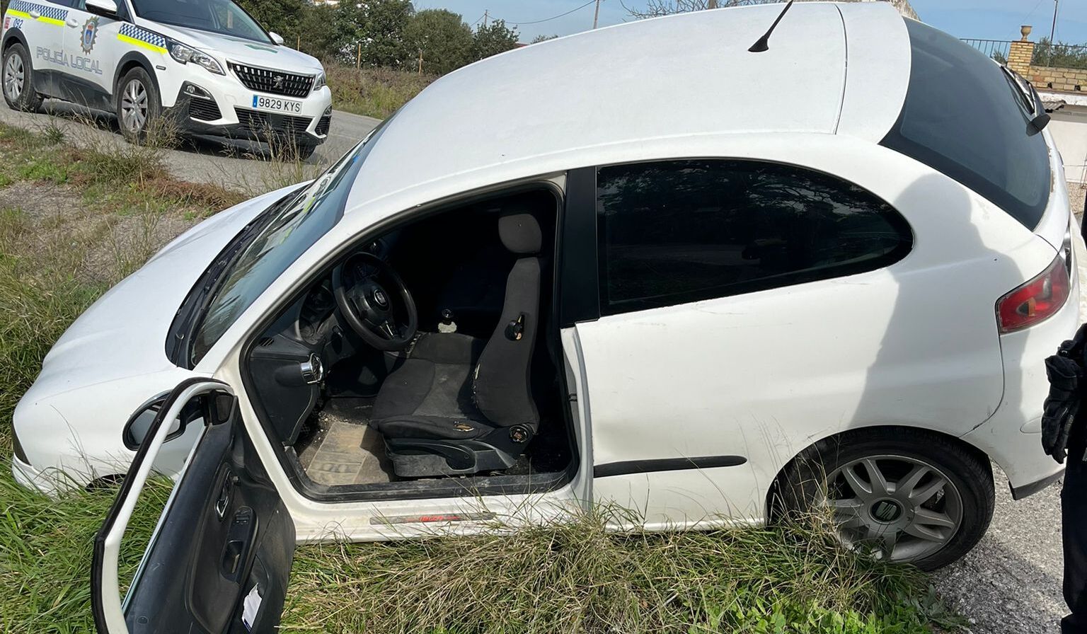 Estado en que quedó el vehículo tras la persecución entre Lebrija y El Cuervo.