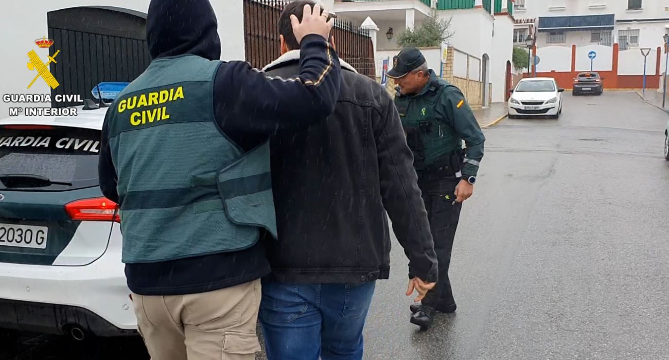 Uno de los dos jóvenes detenidos por la Guardia Civil.
