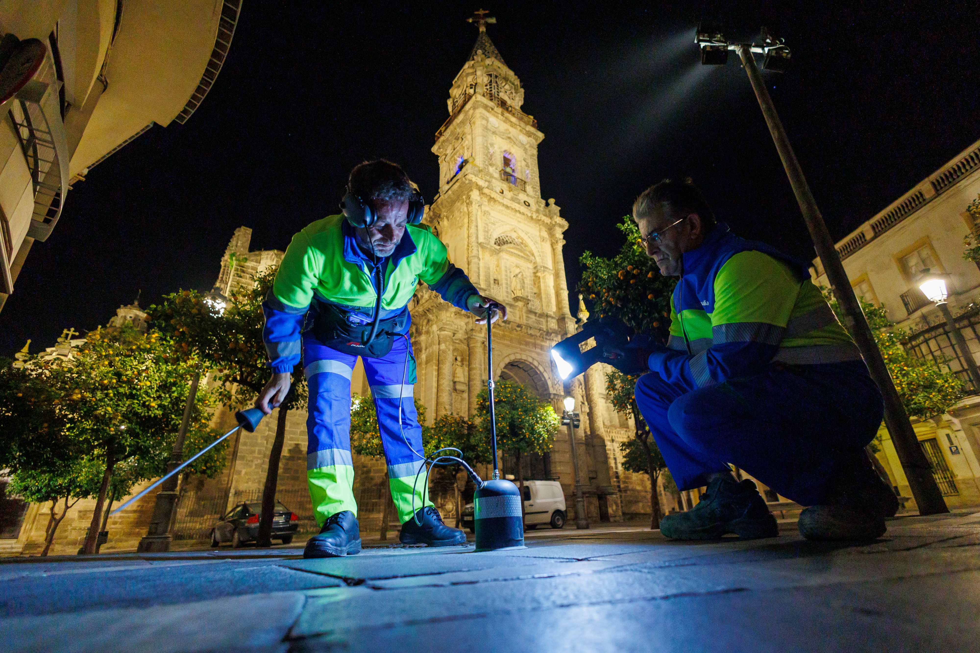 Javier y Alfonso, ante la imponente Iglesia de San Miguel, a medianoche en Jerez, 'auscultando' el subsuelo en busca de fugas de agua en plena sequía.