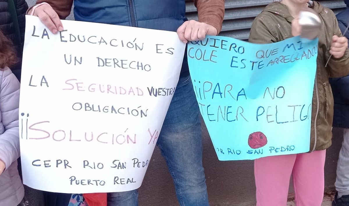 Pancartas en la cacerolada frente al CEIP Río San Pedro.