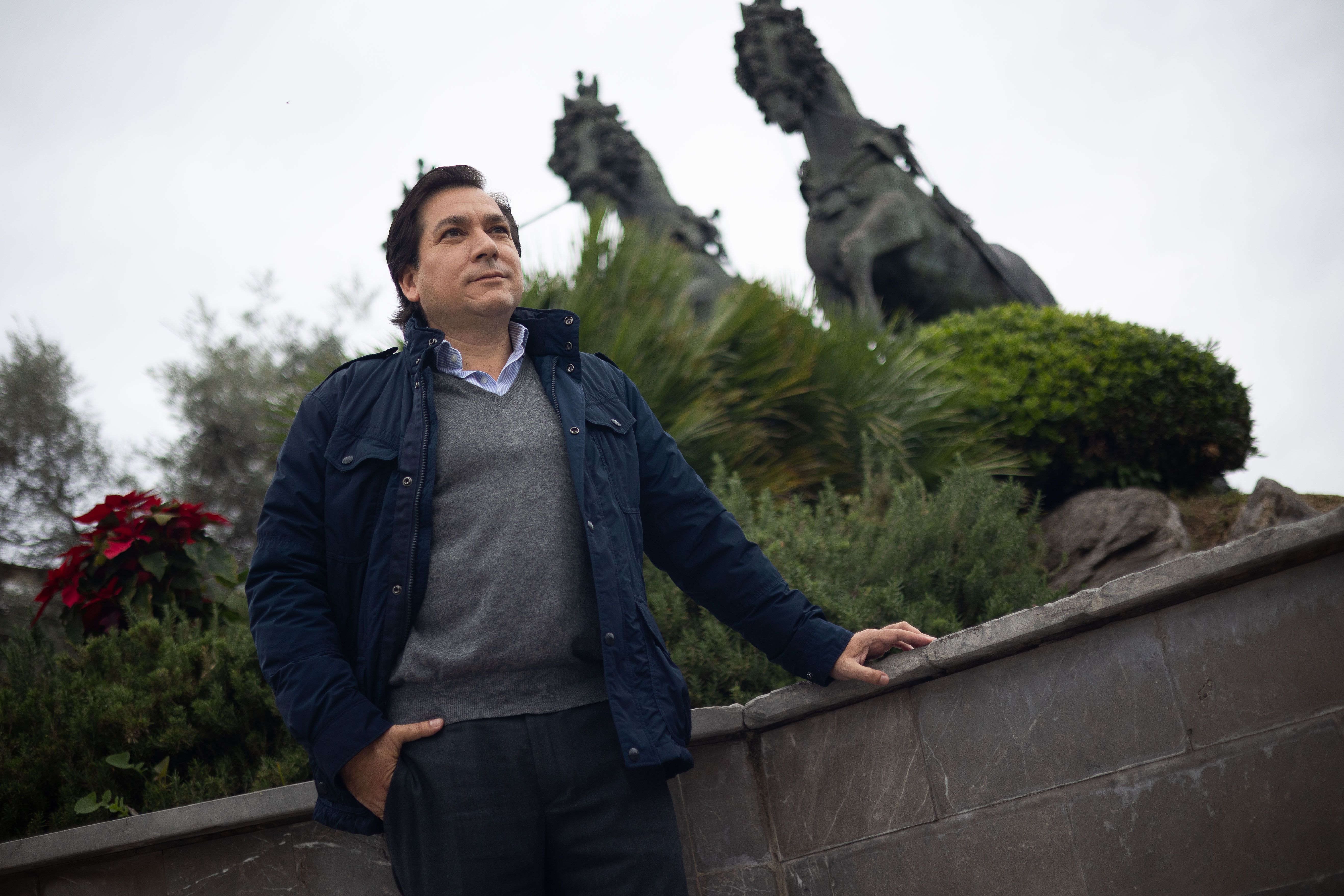 Antonio Fernández Campos, portavoz de Vox en Jerez, antes de la entrevista con lavozdelsur.es, en la céntrica plaza del Mamelón.