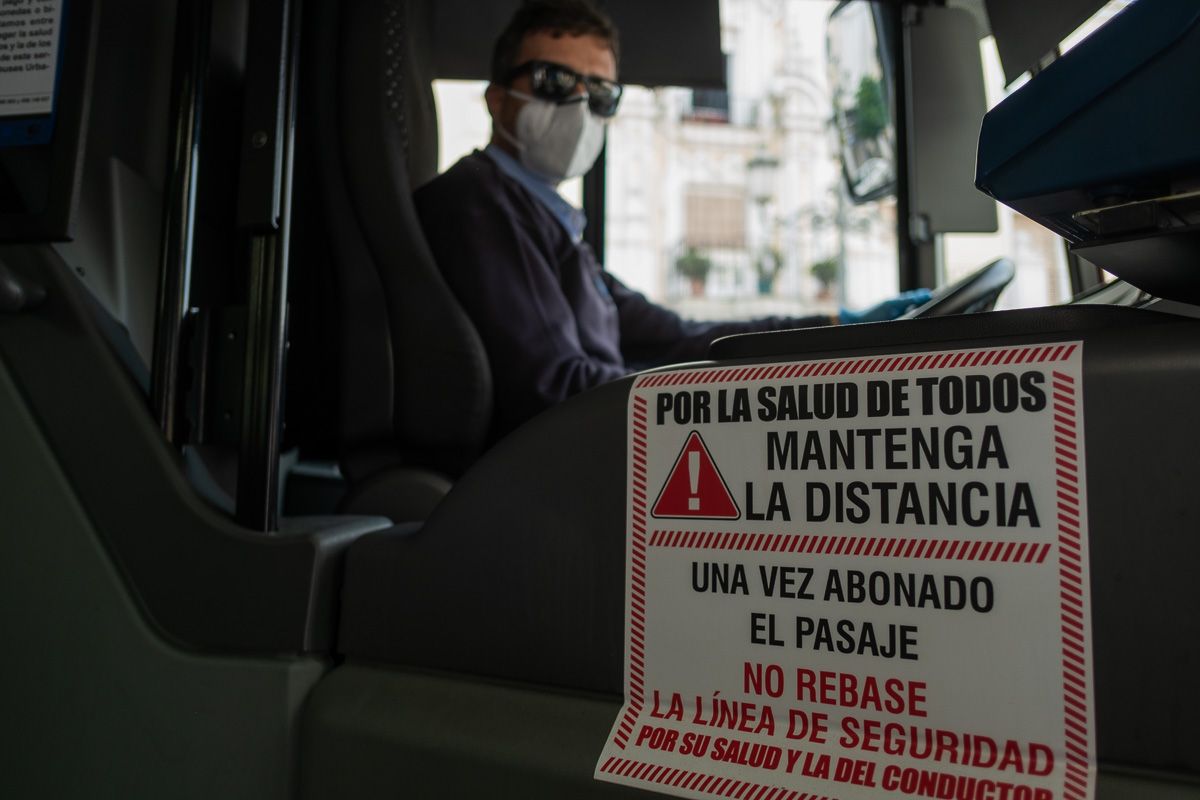 Un autobús urbano, al inicio de un servicio en plena pandemia. Autor: Manu García