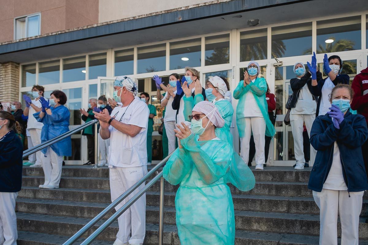Personal del Hospital de Jerez, en el homenaje al compañero fallecido. FOTO: MANU GARCÍA