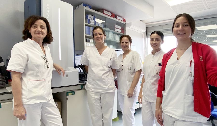 La doctora Manuela Román y su equipo en el laboratorio de Analiza de HLA Jerez Puerta del Sur.
