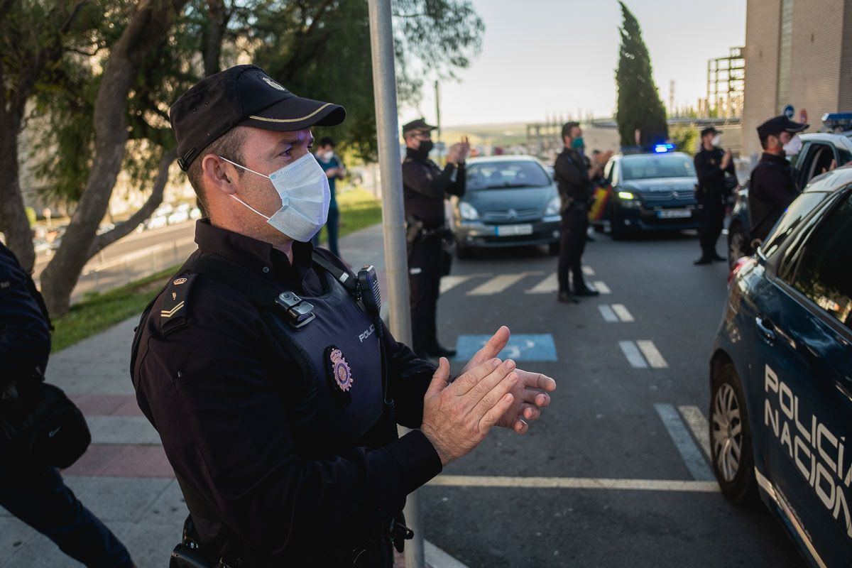 Un agente, en el homenaje de este domingo al trabajador del hospital fallecido por coronavirus. FOTO: MANU GARCÍA
