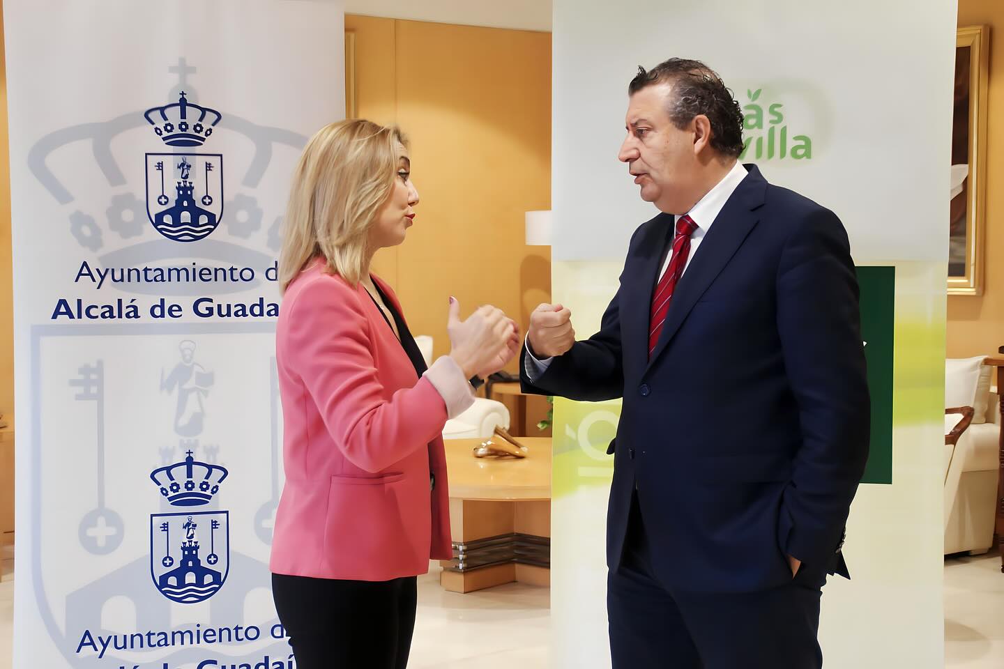 Ana Isabel Jiménez Contreras, alcaldesa de Alcalá de Guadaíra, en un encuentro reciente con el presidente de Diputación.