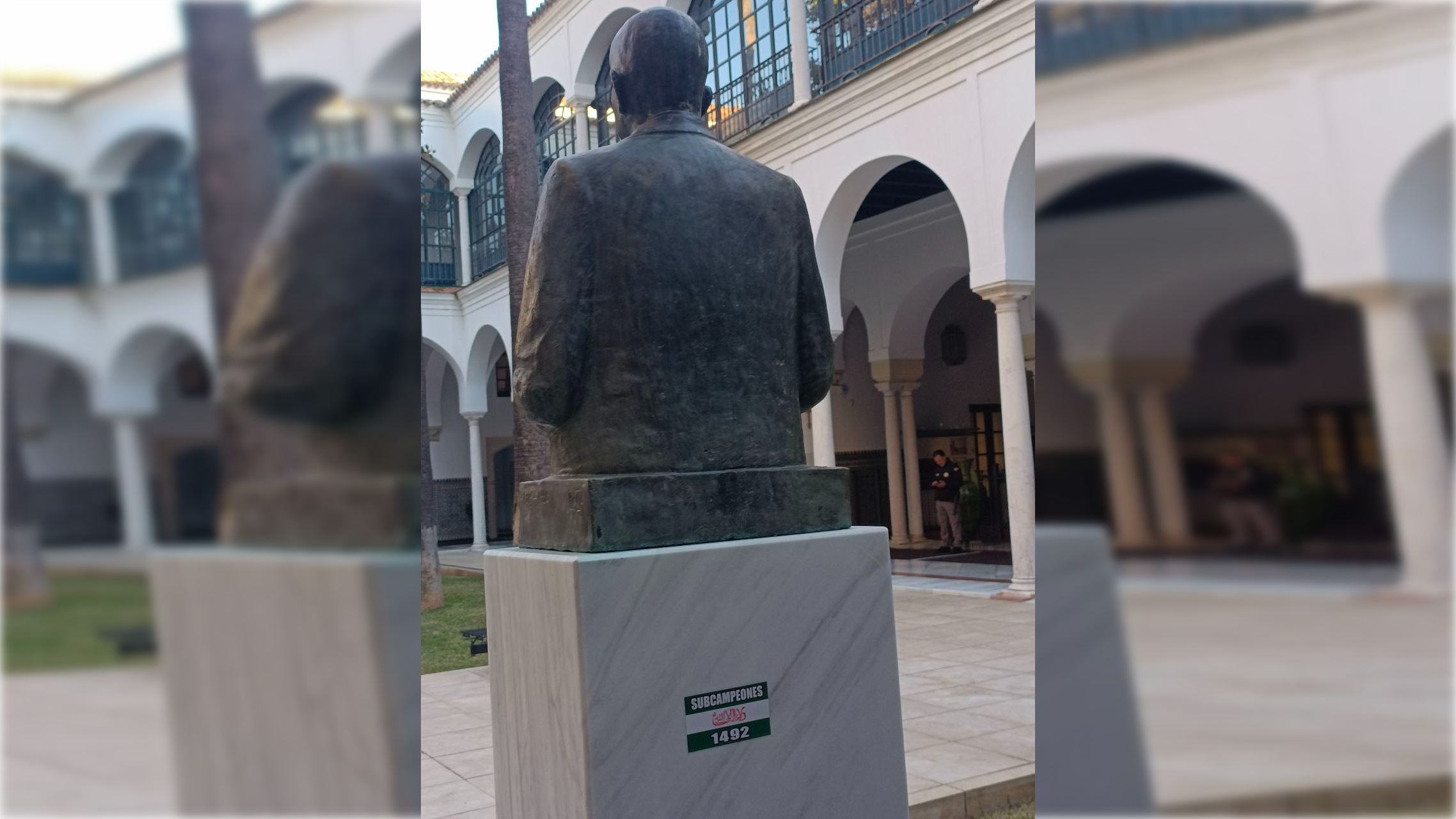 Imagen del busto de Blas Infante con la pegatina.