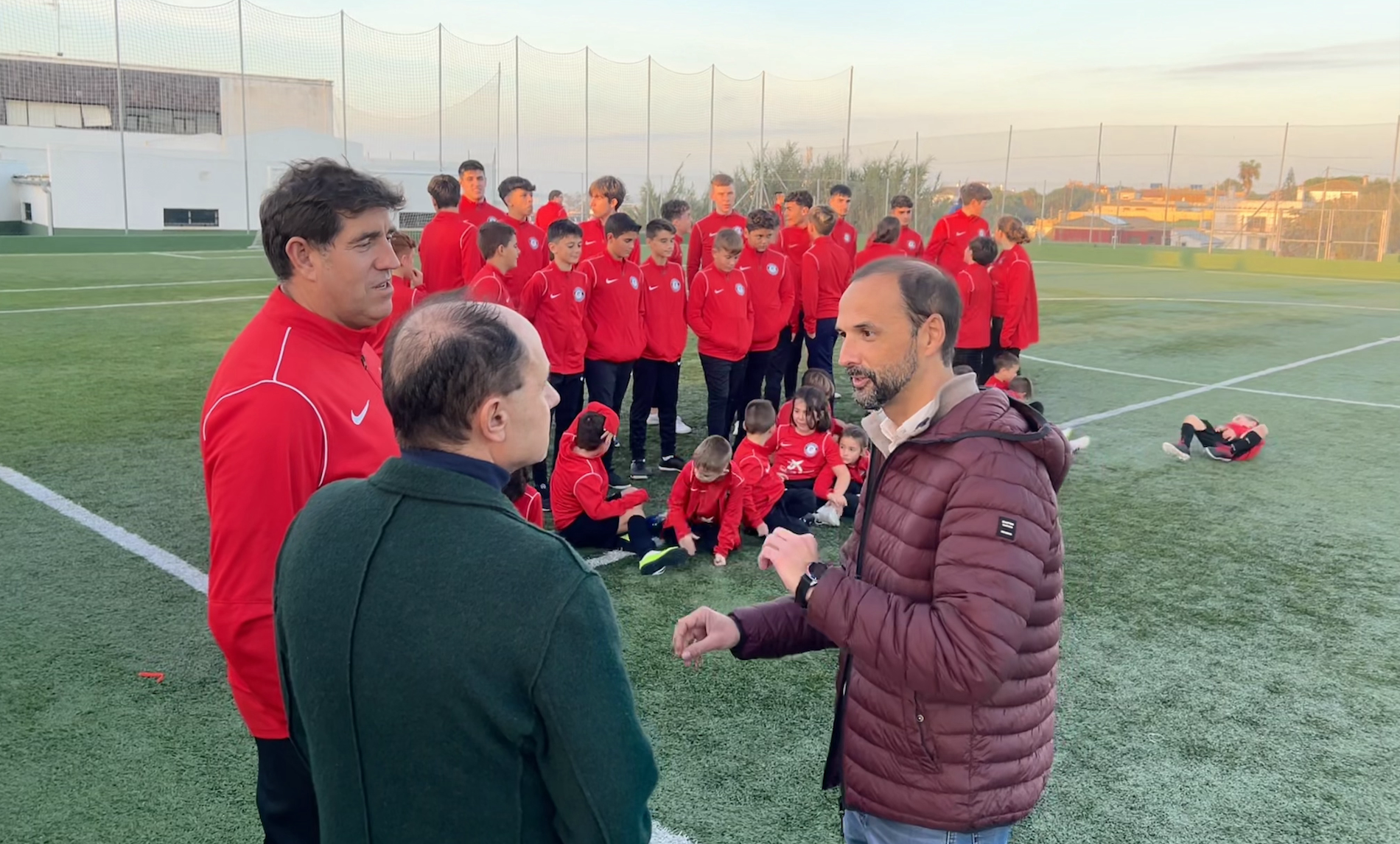 Responsables de la Fundación y del Ayuntamiento junto a algunos de los jóvenes becados.