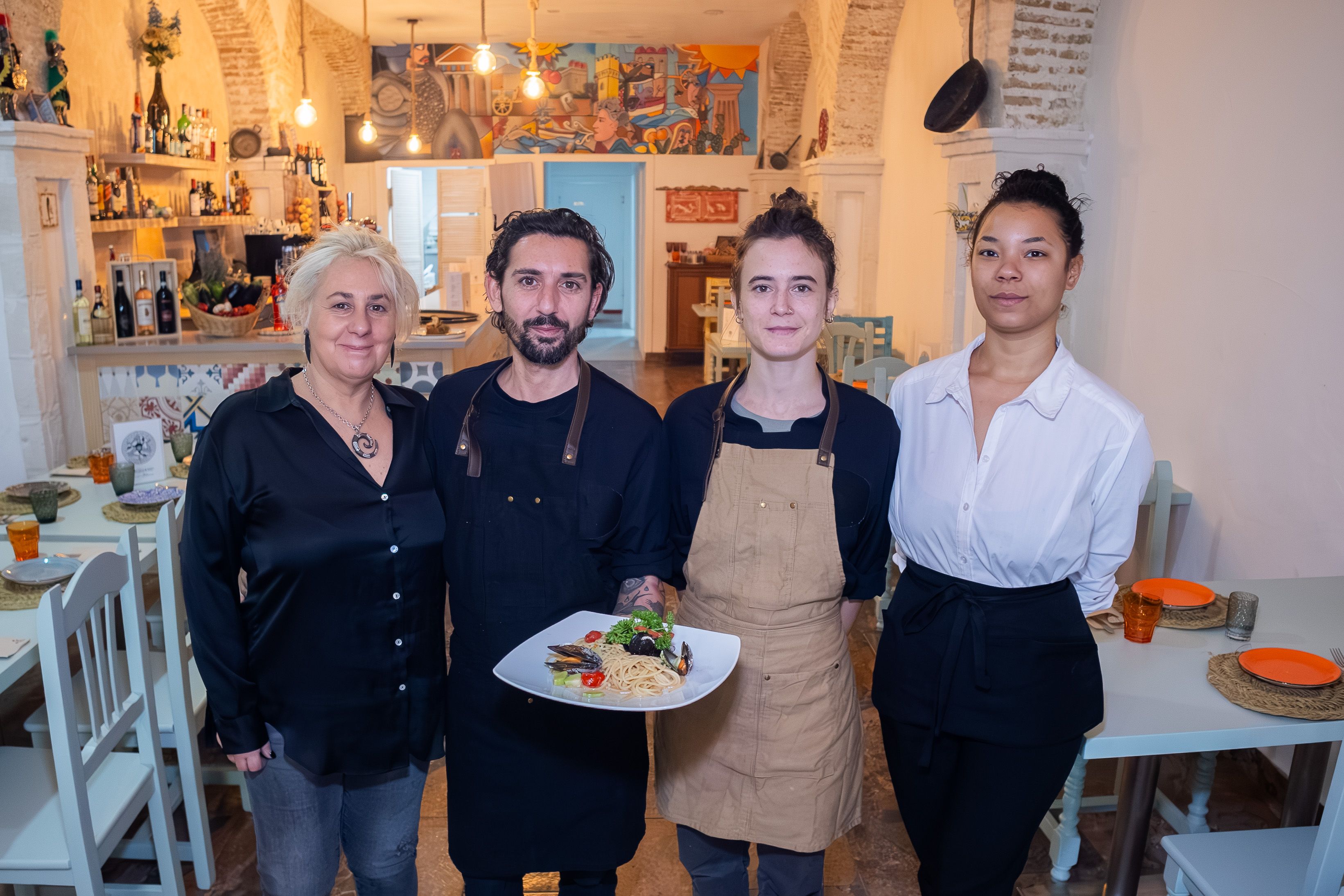 Parte del equipo de Il Sicilano, tras la entrevista con Michelangelo.