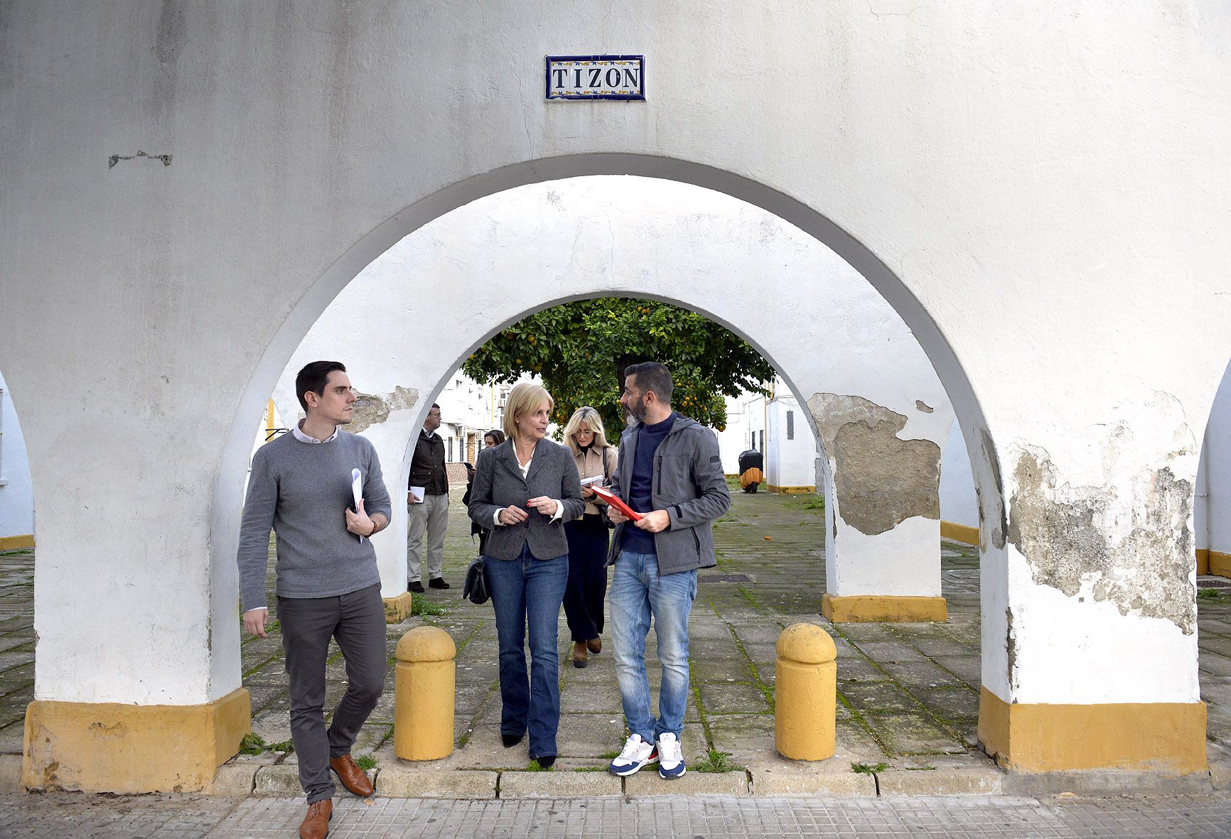 Compromiso de mejoras en Las Viñas en accesibilidad y movilidad. La alcaldesa y vecinos visitando los interiores de los bloques.  