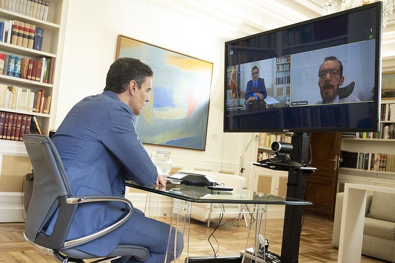 Sánchez, en una videoconferencia con Echenique, en una imagen de Moncloa.