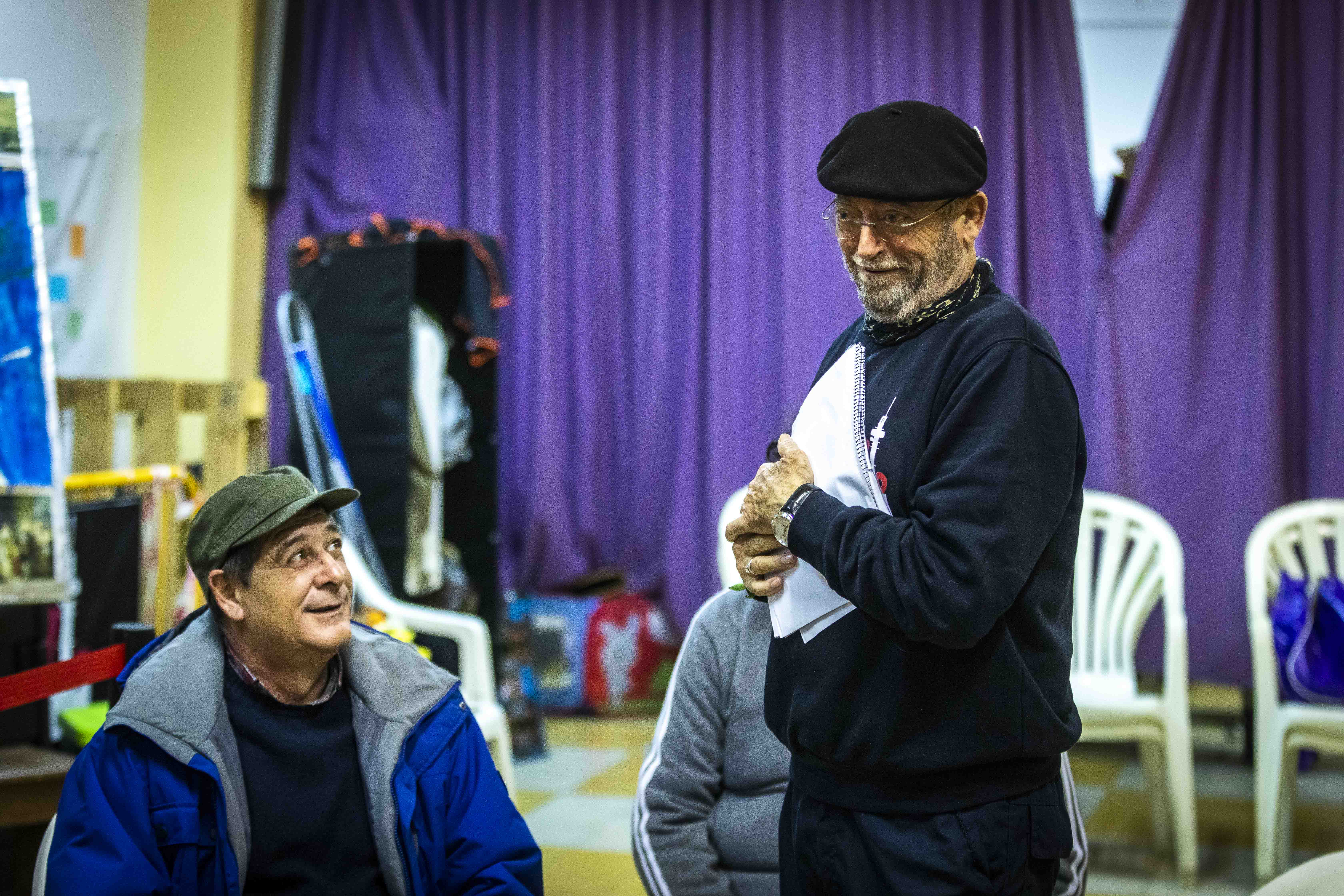 Pedro López Raya dirige un ensayo de Telón Inclusión en una imagen de archivo.   GERMÁN MESA