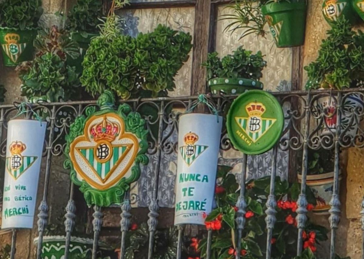 El balcón dedicado al Betis de Merchi Pérez en Bornos. 