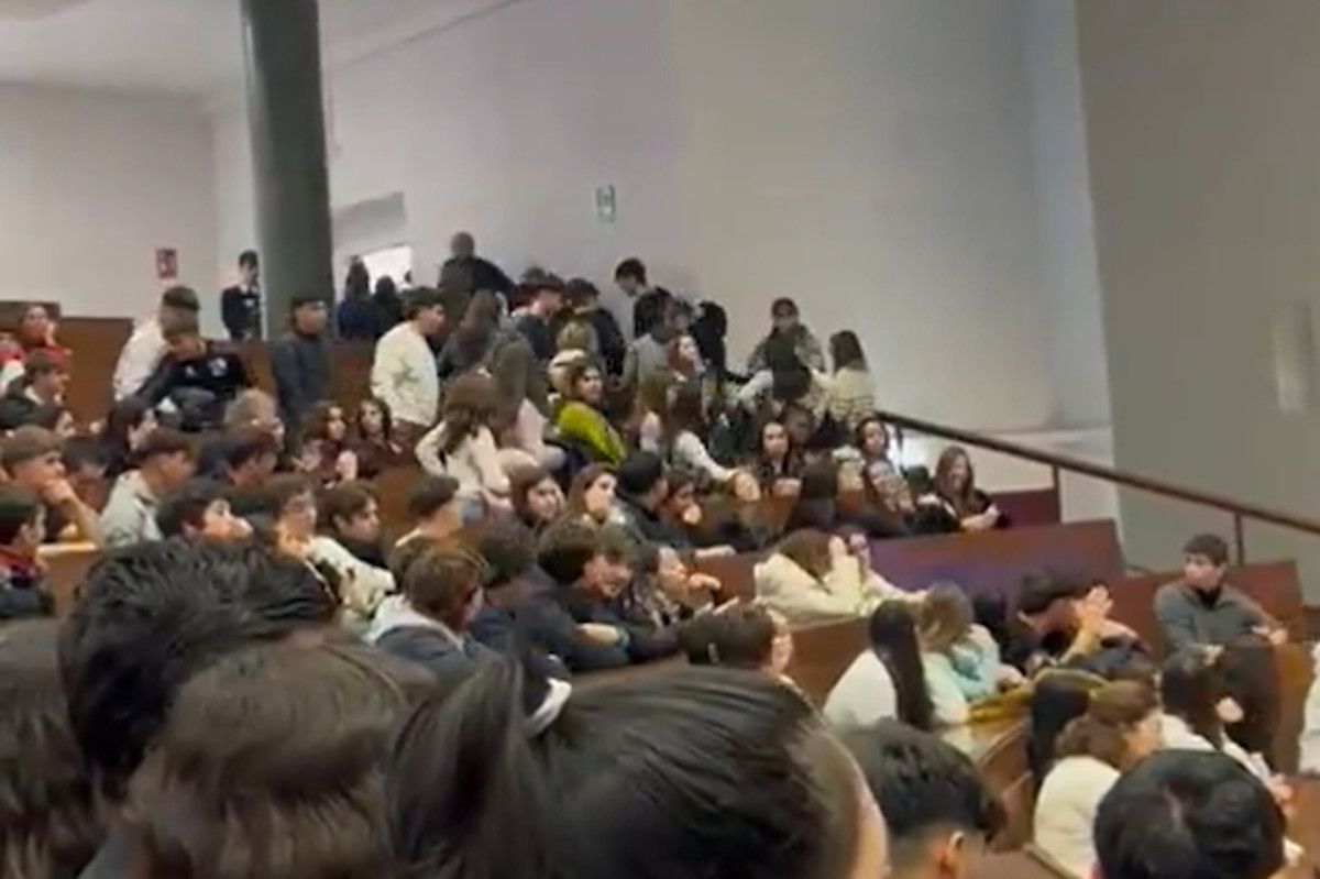 Un grupo de alumnos de Bachillerato abandonan la charla en la Universidad Complutense de Madrid. 