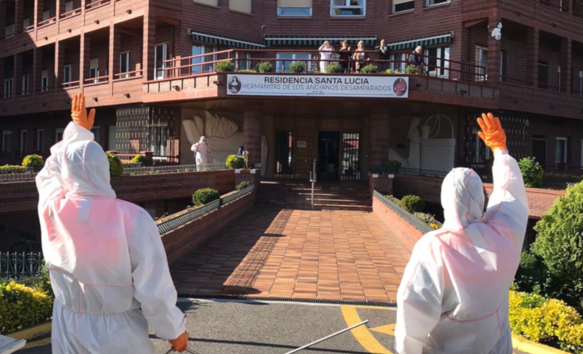 Un equipo de desinfección saluda a residentes de un geriátrico. FOTO: Gob. Cantabria