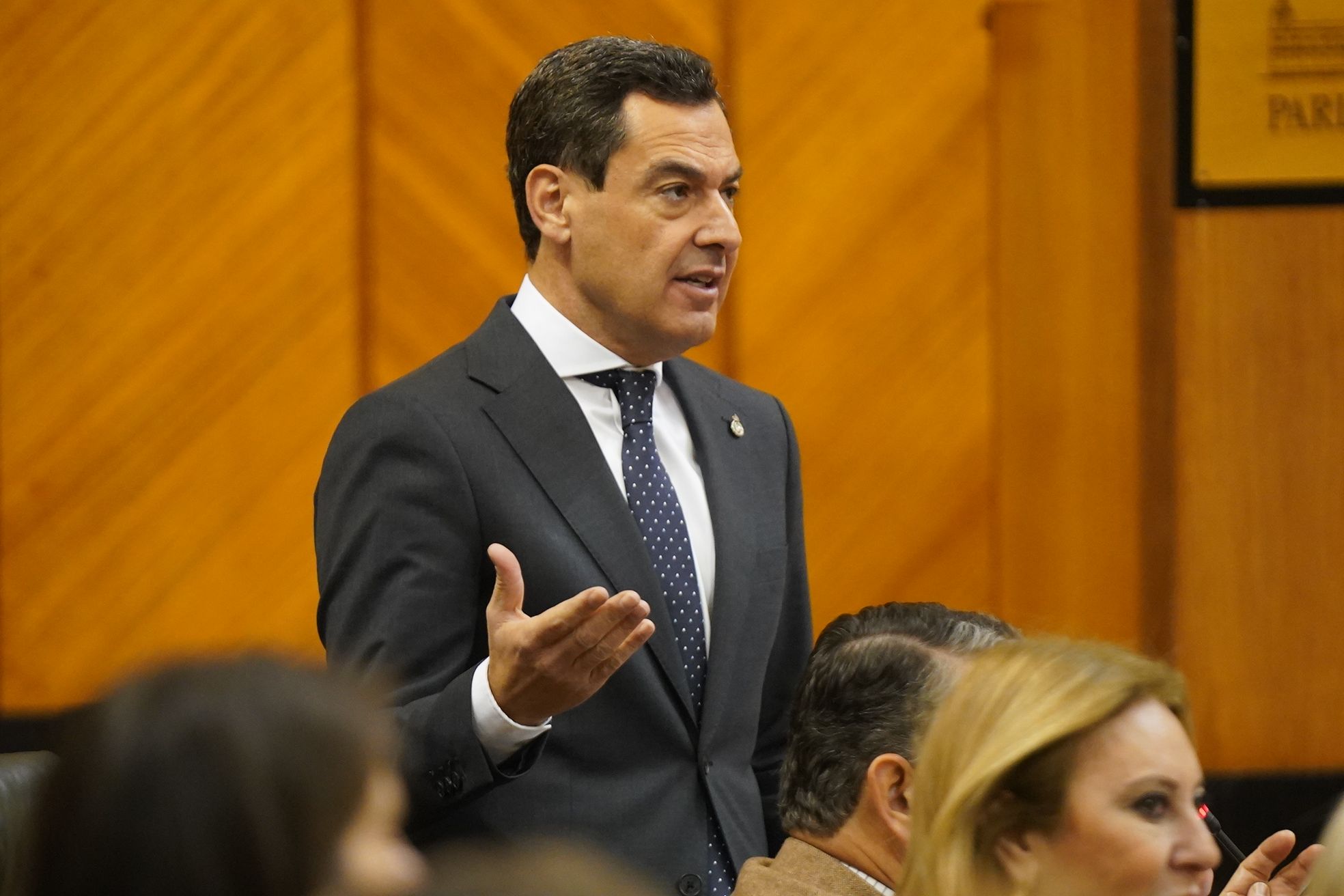 Juanma Moreno durante la sesión de control en el Parlamento..