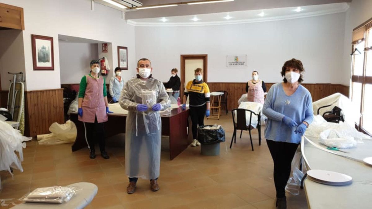 Una acción solidaria en El Saucejo, Sevilla, de elaboración de mascarillas. FOTO: Ayto. El Saucejo