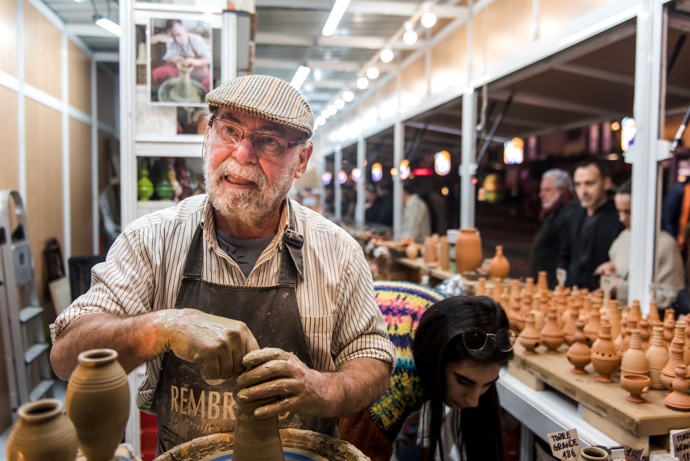 Joaquín García Colón, alfarero, en la Feria de los belenes del centro de Sevilla.
