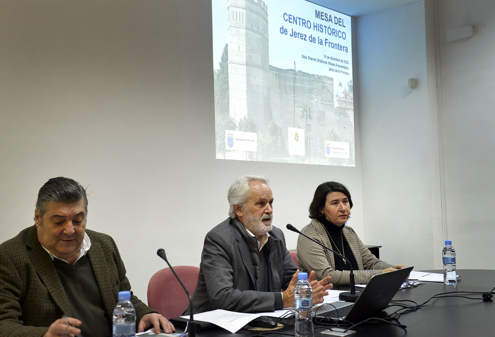 El delegado Agustin Muñoz dirigiéndose a los asistentes.