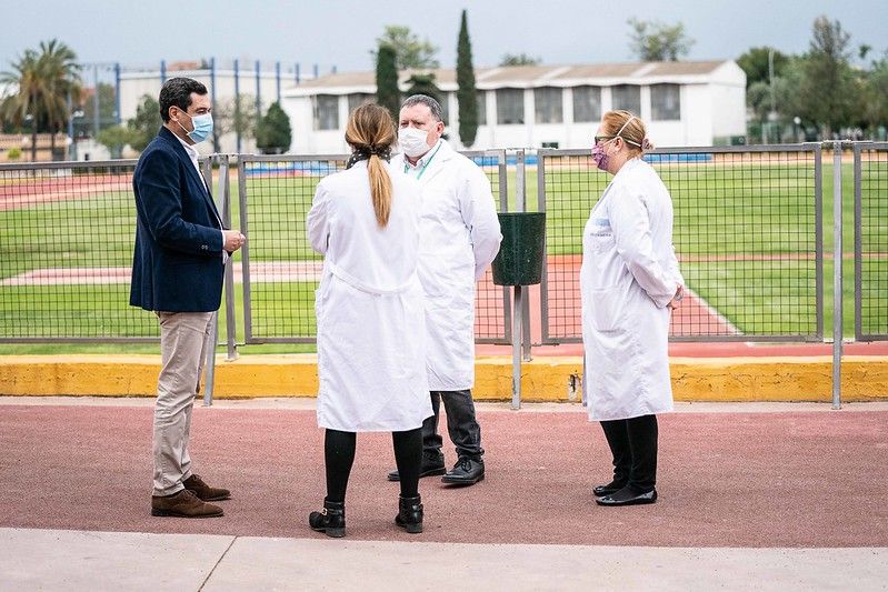 Moreno conversa con personal de las instalaciones del Hospital Auxiliar de Carranque en Málaga, en una imagen reciente.