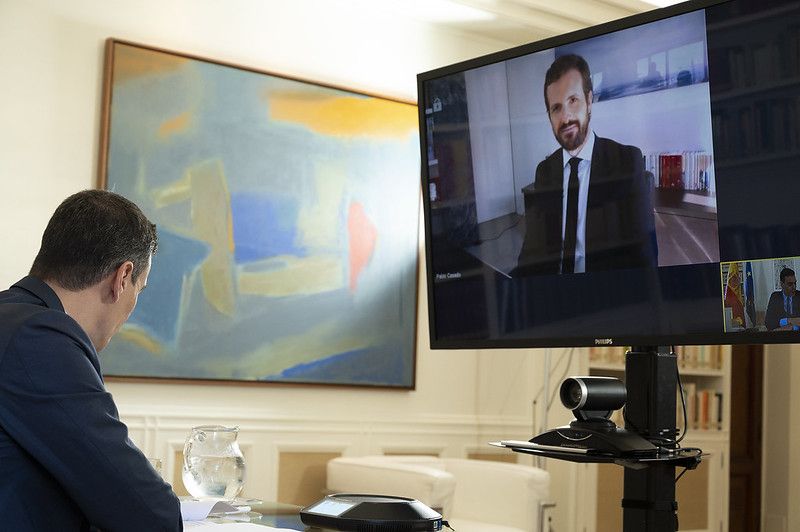 El presidente del Gobierno, Pedro Sánchez, durante una videconferencia con Pablo Casado el pasado 20 de abril. FOTO: MONCLOA