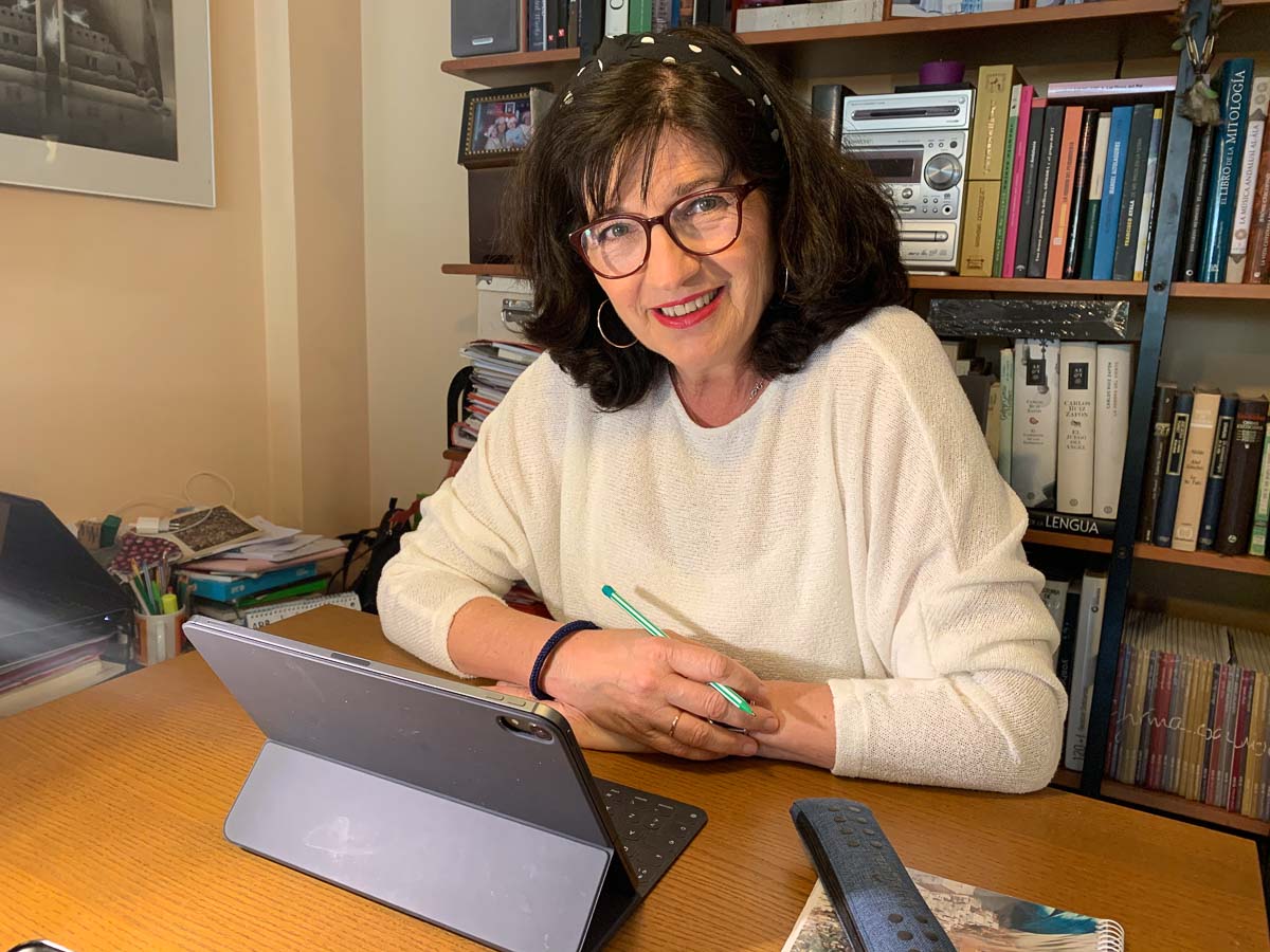 Pilar González posa para lavozdelsur.es confinada en casa. 