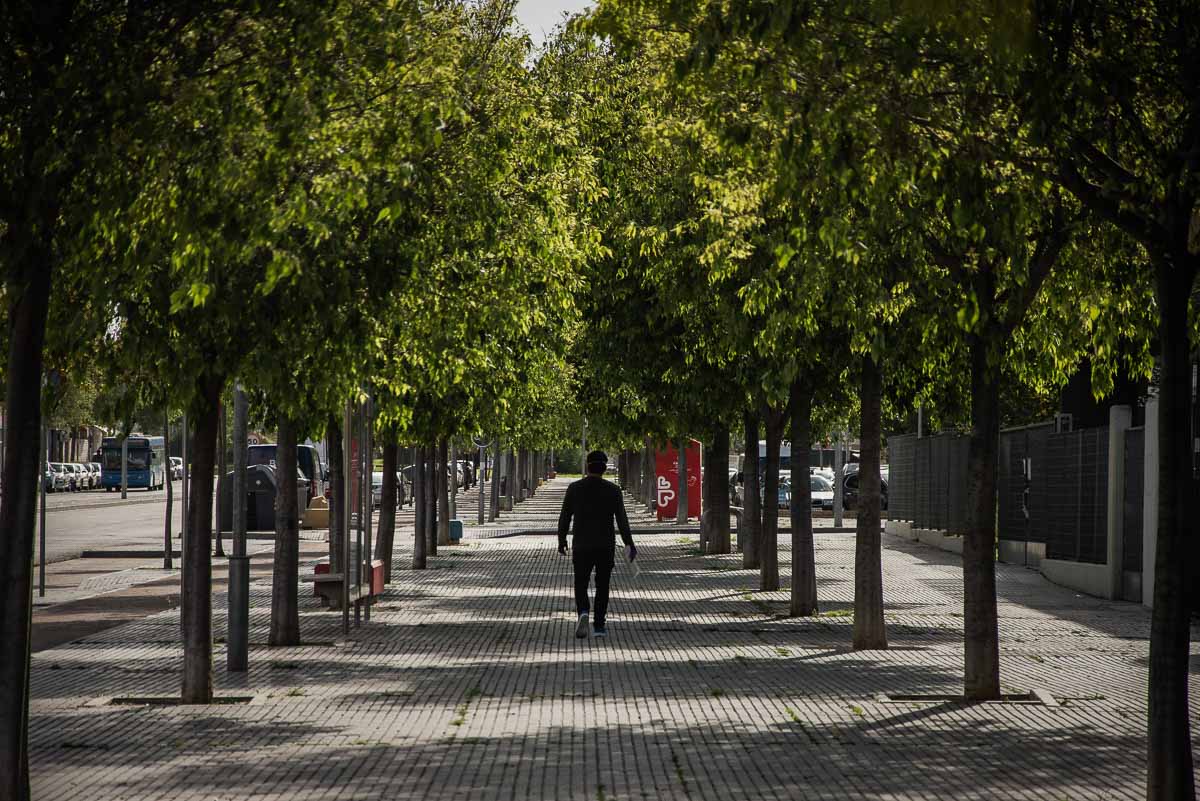 Un hombre caminando por las calles del centro durante el estado de alarma. FOTO: MANU GARCÍA