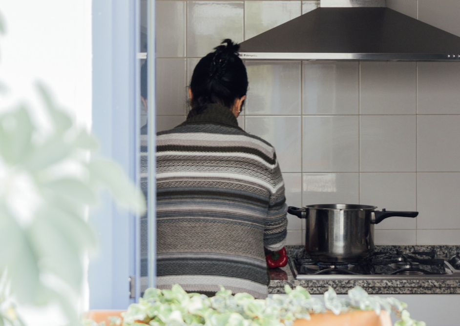 Una mujer víctima de violencia de género en un piso de acogida.