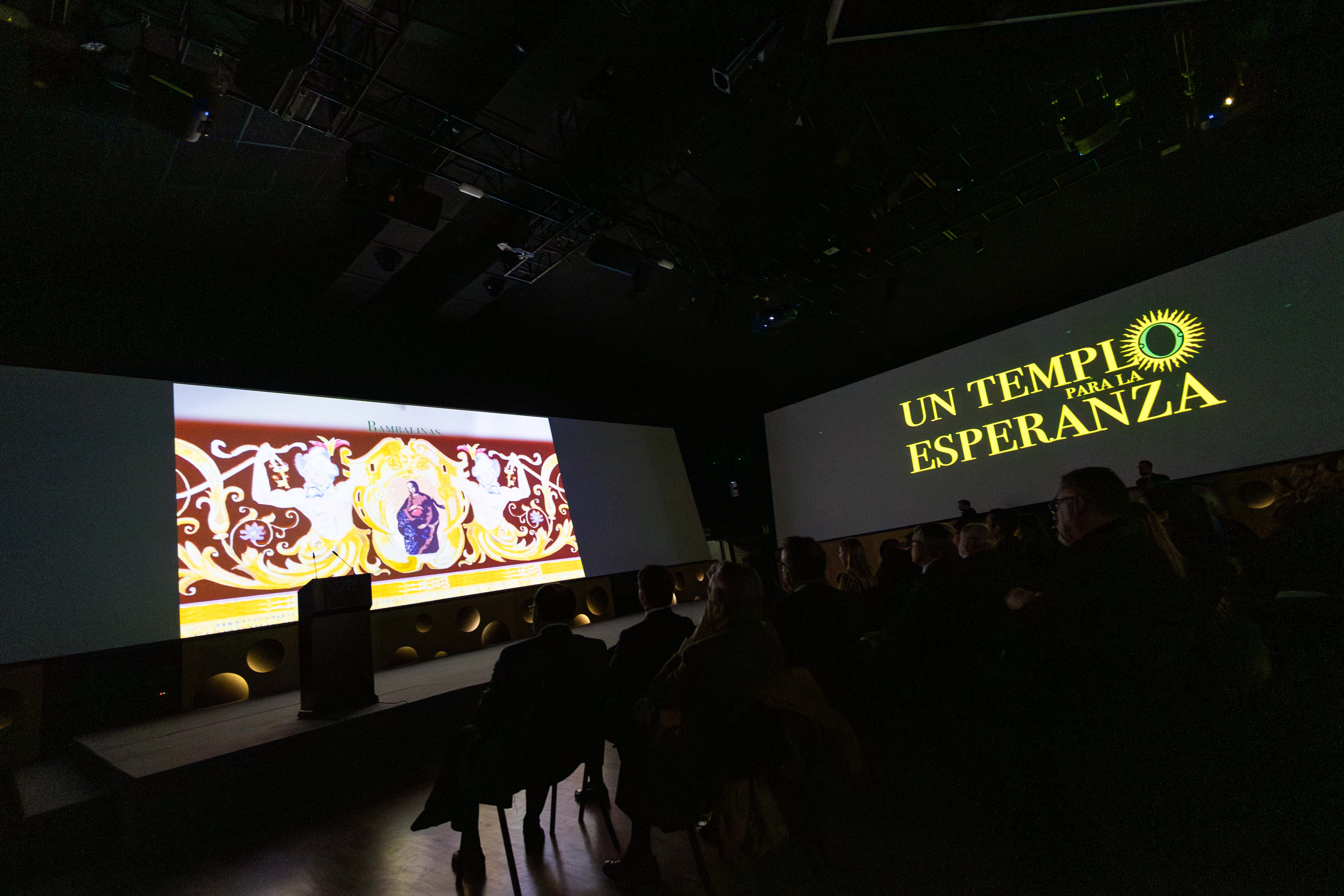 El espacio multimedia de la Atalaya durante la presentación del 'Templo de la Esperanza' con un detalle de los bordados de las caídas. 